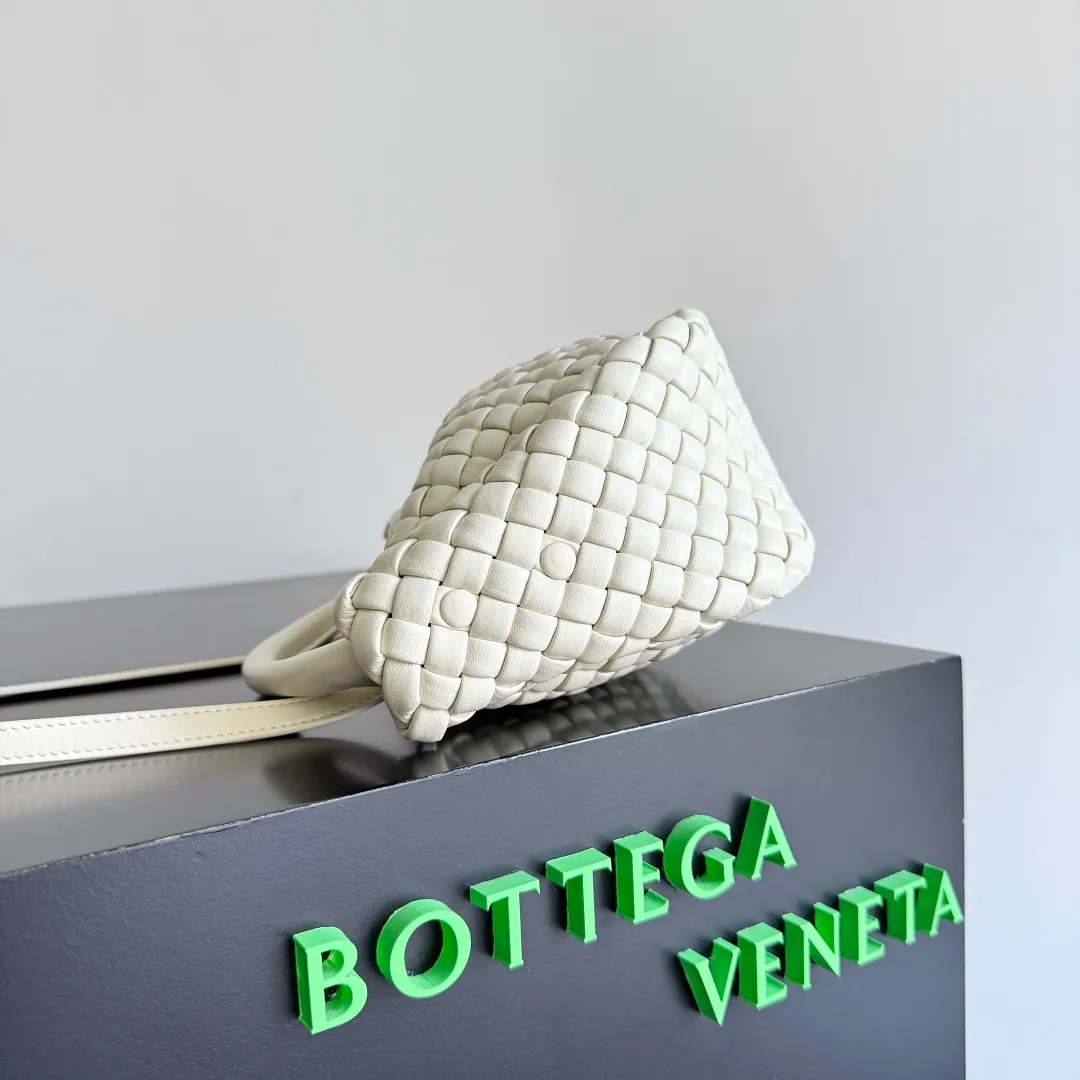 Batch 1760 BOTTEGA VENETA's new mini COBBLE bag. This season's mini Cobble series brings a new style of handbag. The body of the bag resembles the shape of a "Yuanbao", giving you good luck throughout autumn and winter! This Yuanbao bag is made of three pieces of quilted cotton and has an unlined body, showing its quiet power. The bag is carefully designed to create a three-dimensional look. The joints and edges are decorated with lambskin strips to create a sense of simplicity. The handbag is not lined, so you can directly appreciate the consistent lambskin on the outside and inside. It is beautiful both inside and outside. The top handle of this handbag is made of leather-wrapped rope and is quite sturdy. The detachable shoulder strap is secured by a leather buckle inside the bag. Can be carried by hand, carried on the shoulder or cross-body, very easy to match! Style number: 805739 Size: 23*11*8cm